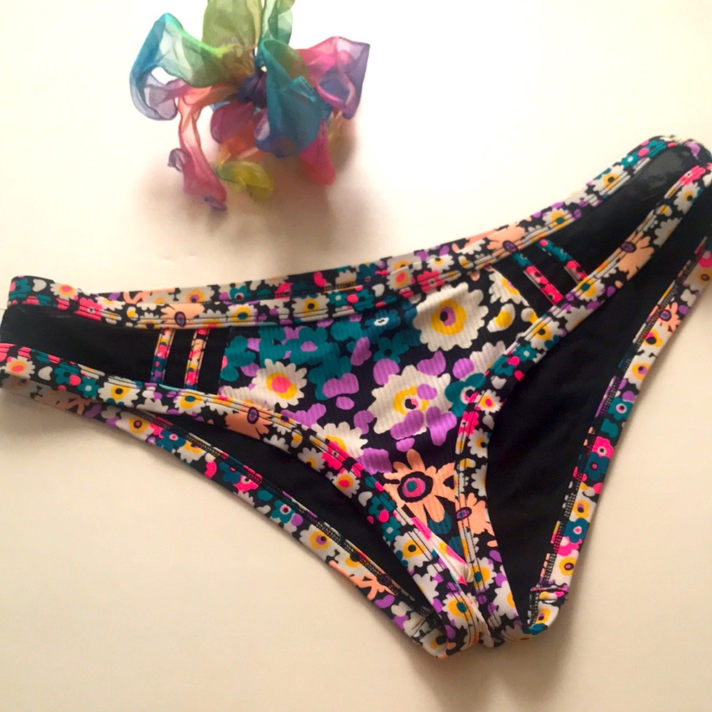 Body Glove Bikini Floral & Black - Picture 2 of 13